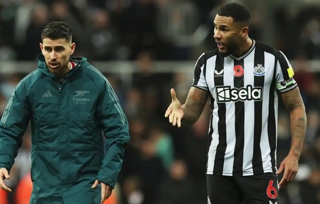  Jamaal Lascelles on Jorginho - Bóng Đá
