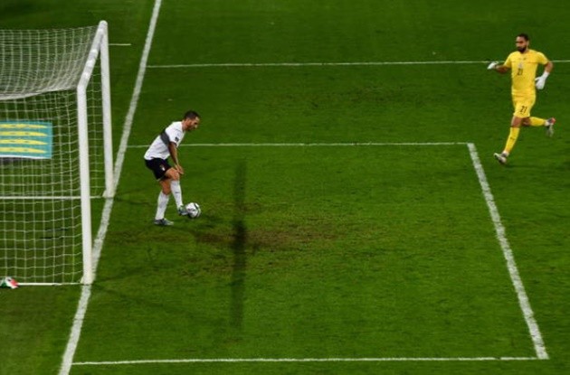 Mbappe mặt lạnh tanh, không buồn ăn mừng với đồng đội - Bóng Đá