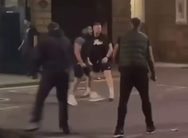Jamaal Lascelles 'attacked' in violent city centre brawl - Bóng Đá