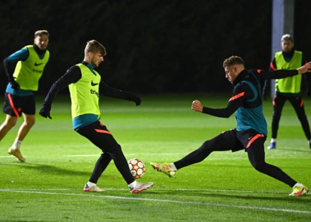 Dele Alli joined by Wag Cindy Kimberly for Burberry event - Bóng Đá