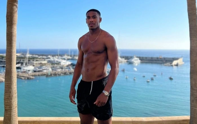 Anthony Martial khoe ngực trần rắn chắc - Bóng Đá