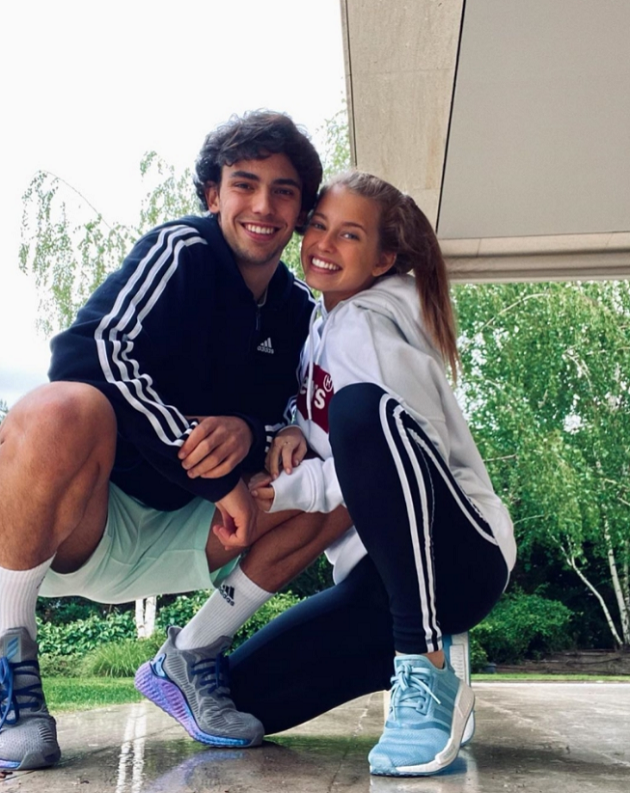 Wenger sánh vai bên người đẹp bí ẩn - Bóng Đá