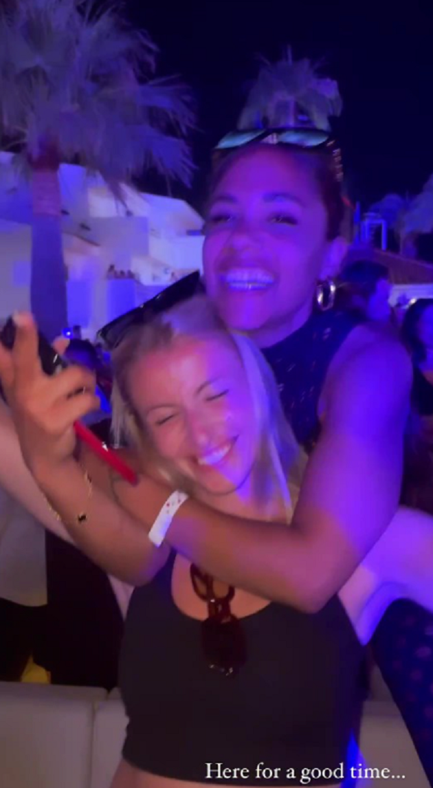 Người đẹp Arsenal khoe vòng một quyến rũ - Bóng Đá