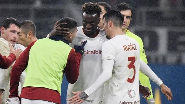 West Ham fans take to the streets to celebrate - Bóng Đá