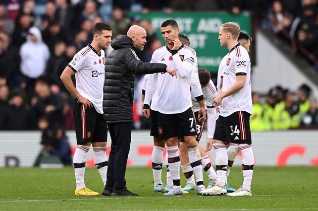 Manchester United manager Erik ten Hag explains why he spoke to players on the pitch - Bóng Đá