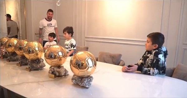 Harry Kane’s wife posts touching pics of family’s arrival in Germany as kids play on pitch and pose on Bayern team bus - Bóng Đá