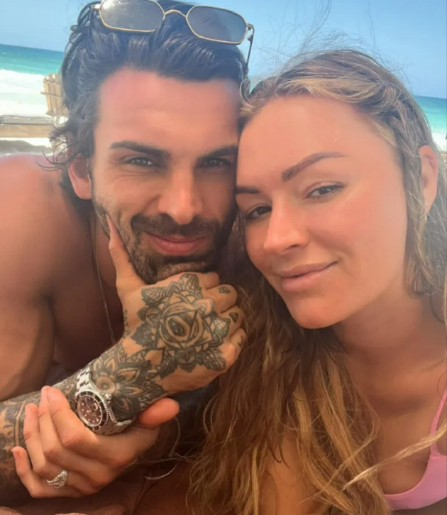 MC quyến rũ bậc nhất nước Anh tình tứ khóa môi bạn trai  - Bóng Đá