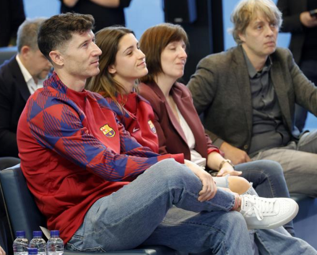 Barca đút túi 40 triệu euro từ nhà tài trợ  - Bóng Đá