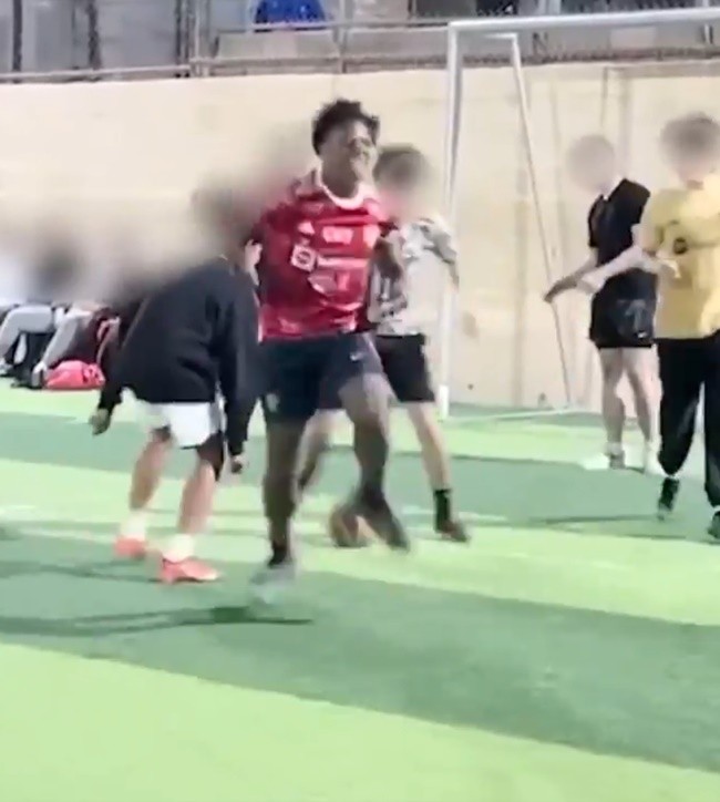 Watch Cristiano Ronaldo’s son Cristiano Jr, 13, nutmeg IShowSpeed TWICE - Bóng Đá
