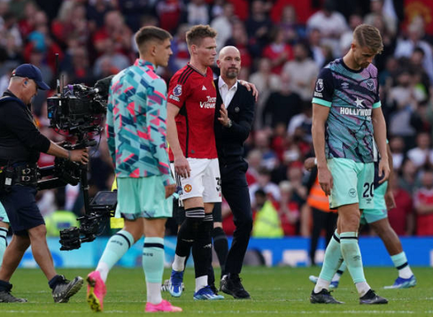 Ten Hag tiến nhanh vào sân cảm ơn 