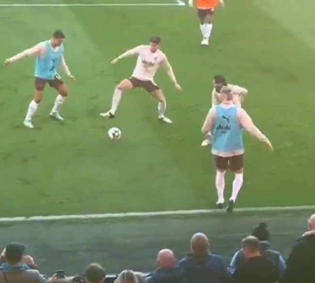 Footage of Erling Haaland warming up fuels fans into agreeing with Roy Keane - Bóng Đá