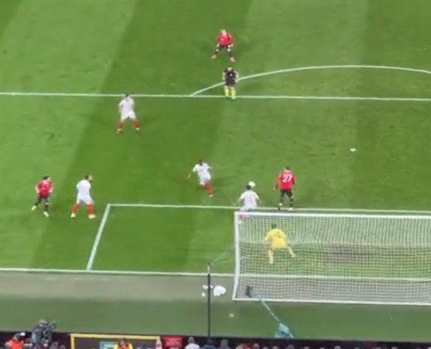 Từ Martinez đến James, những pha vào bóng rợn người - Bóng Đá