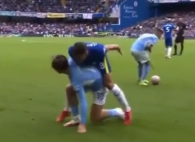 Kinh điển với 2 hình ảnh Chúa Cứu Thế bên trong hình hài Messi - Bóng Đá