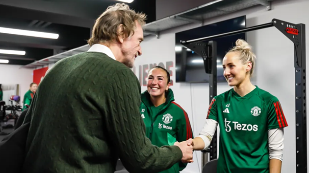 Sir Jim Ratcliffe gặp gỡ nhân viên Man Utd - Bóng Đá