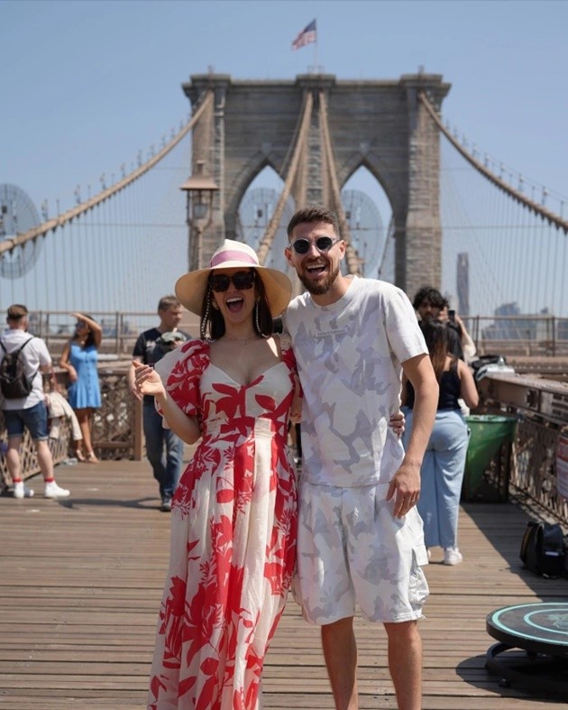 Arsenal star Jorginho’s glam girlfriend Catherine joins no bra club in elegant red dress - Bóng Đá