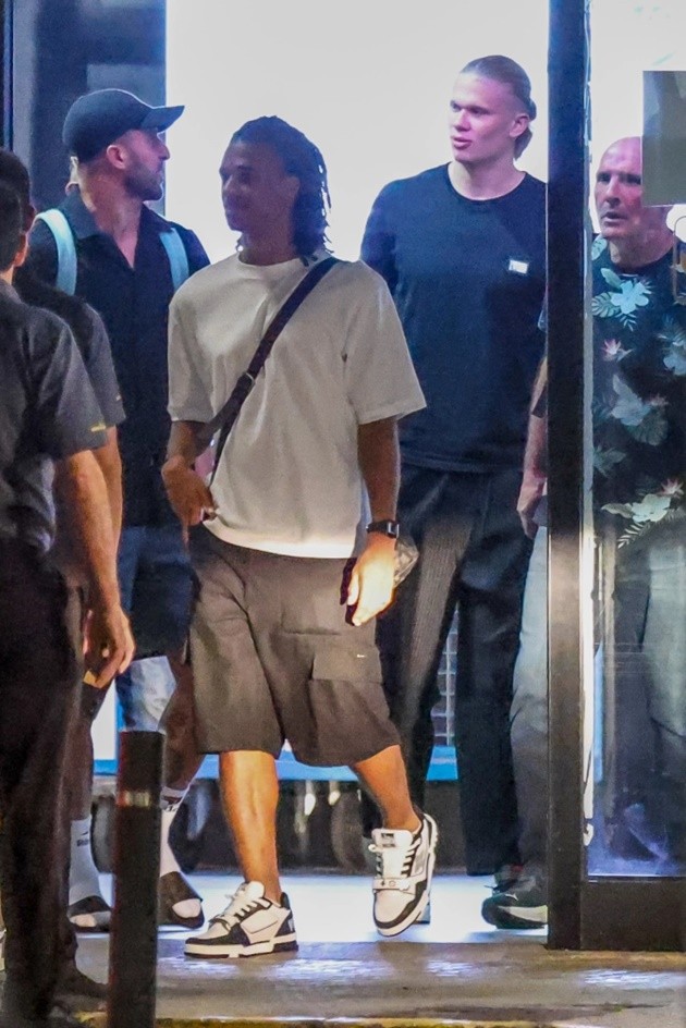 Moment Man City’s Champions League stars fly into Ibiza on private jet for 10-hour secret bash before heading back to UK - Bóng Đá