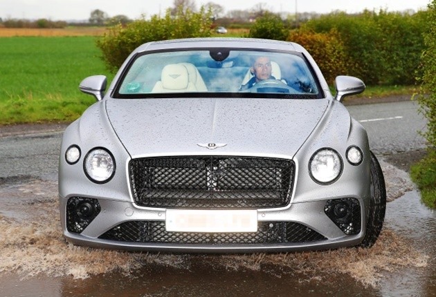 Man Utd stars including Garnacho and Eriksen arrive at soaking wet Carrington - Bóng Đá