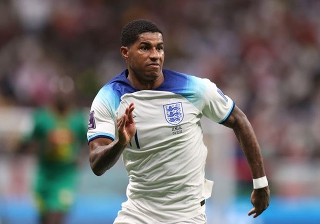 Terrified ref Anthony Taylor and his family abused by furious Roma fans in airport with CHAIR thrown at them - Bóng Đá