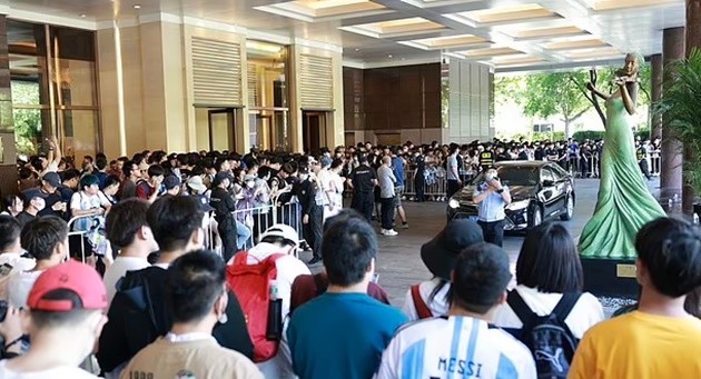 Mo Salah tries new career as actor as he films an advert outside a trendy bar in Manchester - Bóng Đá