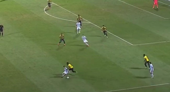 Messi hoàn toàn 'hủy diệt' Caicedo - Bóng Đá