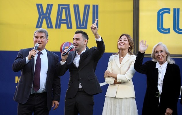 Những hình ảnh đầu tiên của Xavi tại Barcelona - Bóng Đá