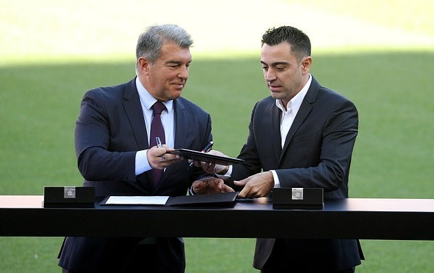 Những hình ảnh đầu tiên của Xavi tại Barcelona - Bóng Đá