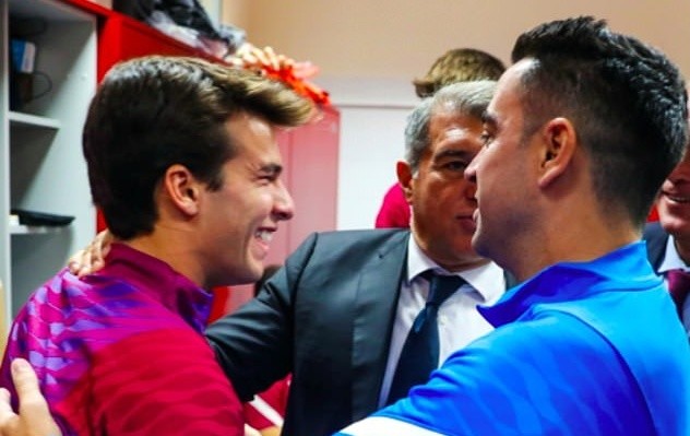 Những hình ảnh đầu tiên của Xavi tại Barcelona - Bóng Đá