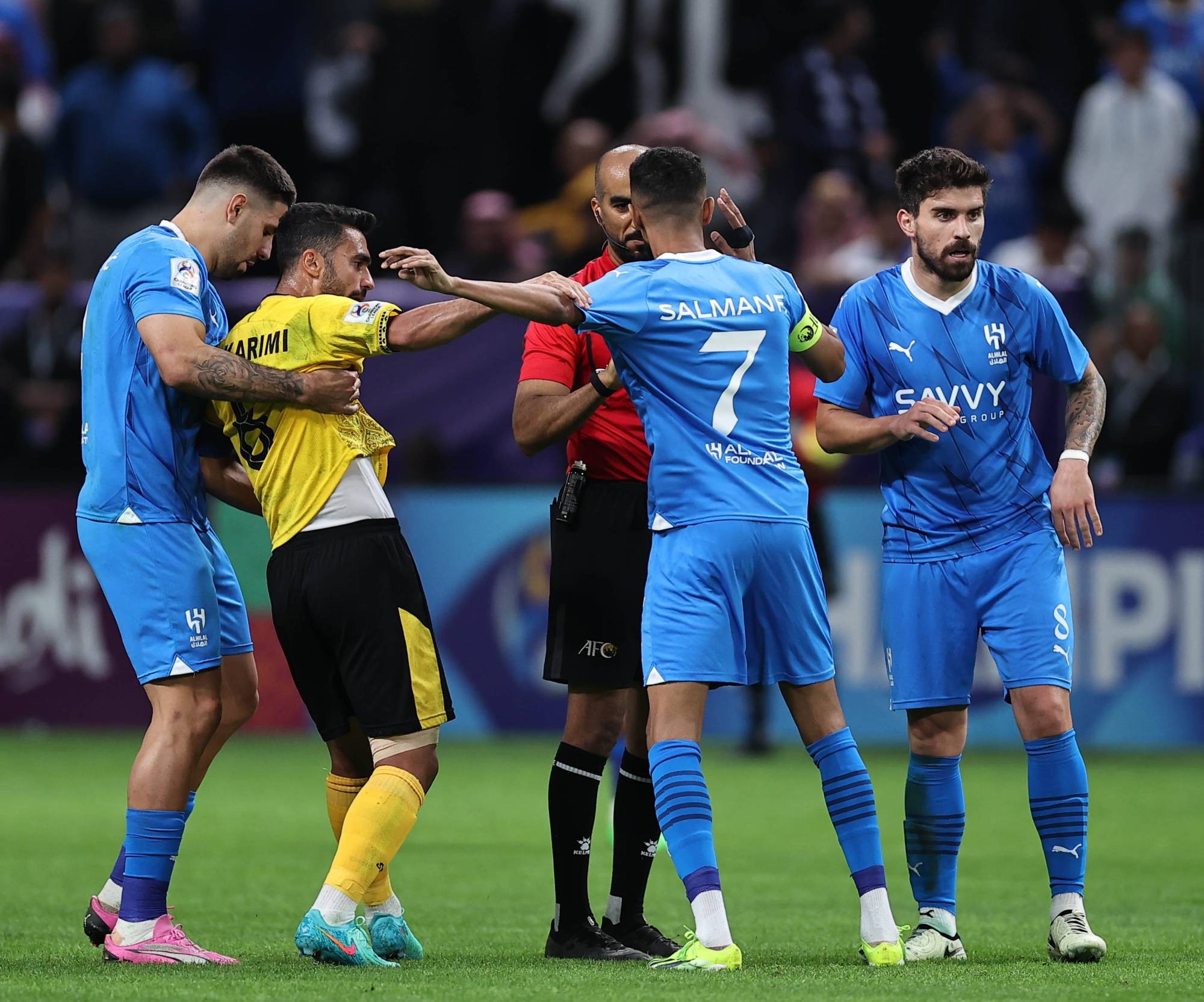 Benzema đá phản lưới nhà; Al Hilal thị uy sức mạnh - Bóng Đá
