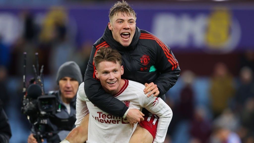 Hojlund làm chuyện khiến McTominay ngượng ngùng - Bóng Đá