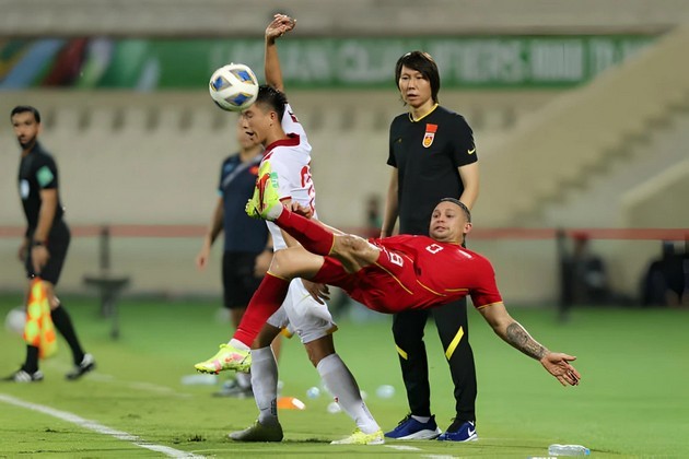 Tuấn Anh báo tin dữ cho HLV Troussier; Cựu thuyền trưởng ĐT Trung Quốc bị kết án chung thân - Bóng Đá