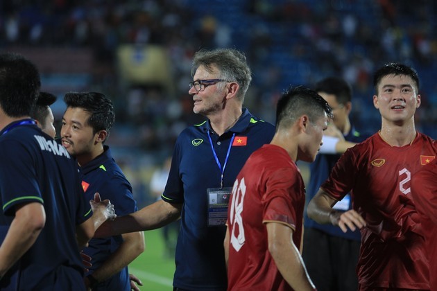 Nhìn HLV Klinsmann bị tẩy chay, ông Troussier nên cảm thấy may mắn - Bóng Đá