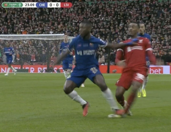 Moises Caicedo tackle labelled 'disgusting' as Ryan Gravenberch stretchered off - Bóng Đá