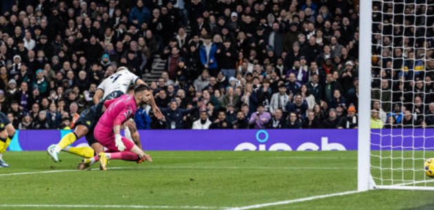 Son hủy diệt Chích chòe, Tottenham phả hơi nóng vào top 4 - Bóng Đá