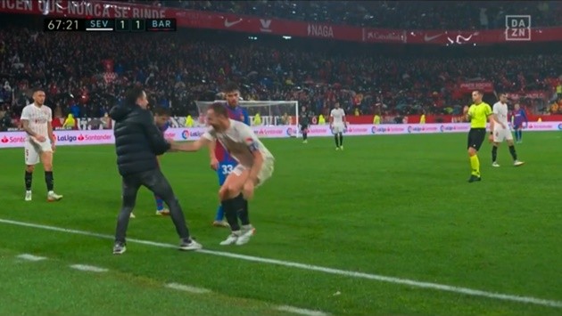 Xavi phản ứng với Rakitic; Mục tiêu MU, Chelsea trả giá vì hung bạo - Bóng Đá