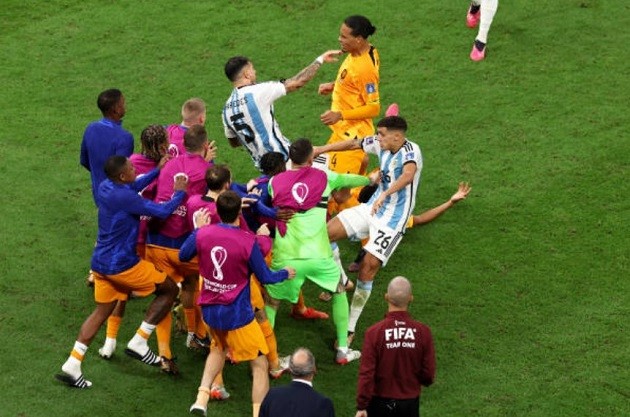 Paredes nã đại bác vào băng ghế huấn luyện Hà Lan - Bóng Đá
