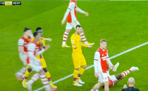 Arsenal injury blow as Bukayo Saka hobbles off after shocking McArthur ‘MMA kick’ - Bóng Đá