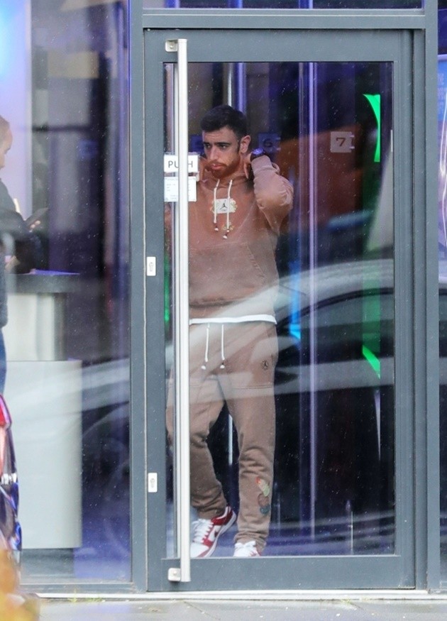 Hooded Man Utd star Bruno Fernandes spotted leaving tanning salon in rainy Manchester as he takes break from training - Bóng Đá
