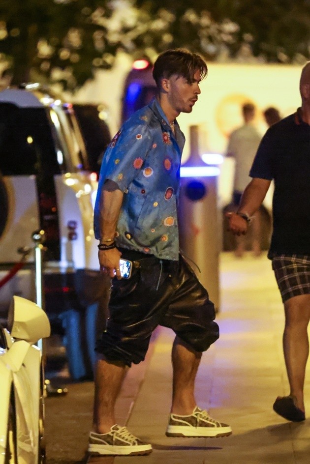 Hilarious moment Man City hero Jack Grealish is carried by Kyle Walker - Bóng Đá