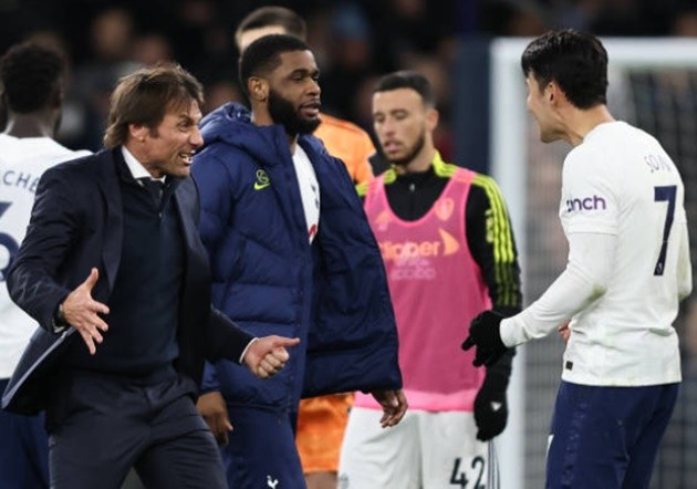 Kalvin Phillips hilariously takes out referee Andre Marriner during Tottenham v Leeds - Bóng Đá
