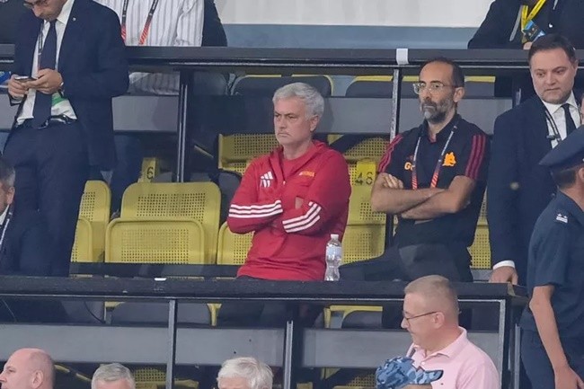 Jose Mourinho sits in press box as Roma boss serves touchline ban over referee comments - Bóng Đá