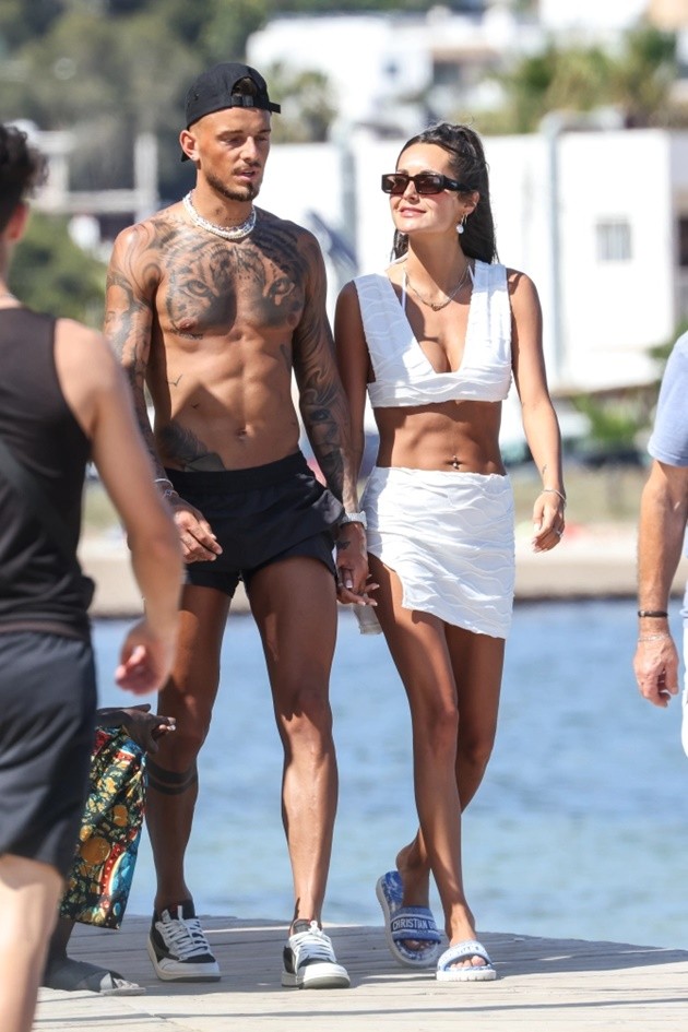 Ben White and new wife Milly Adams enjoy their honeymoon in Ibiza - Bóng Đá