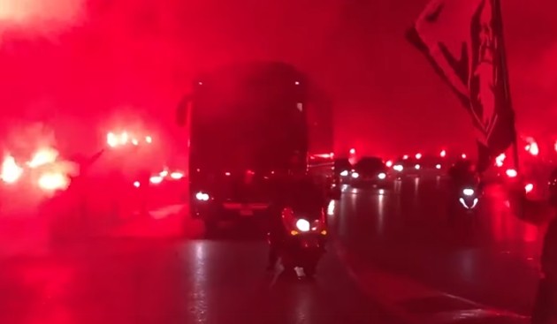 CĐV AC Milan ăn mừng - Bóng Đá