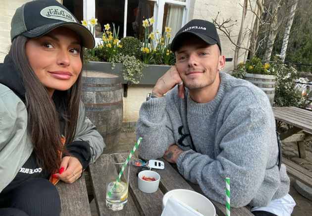 Ben White và vợ tay trong tay ở 