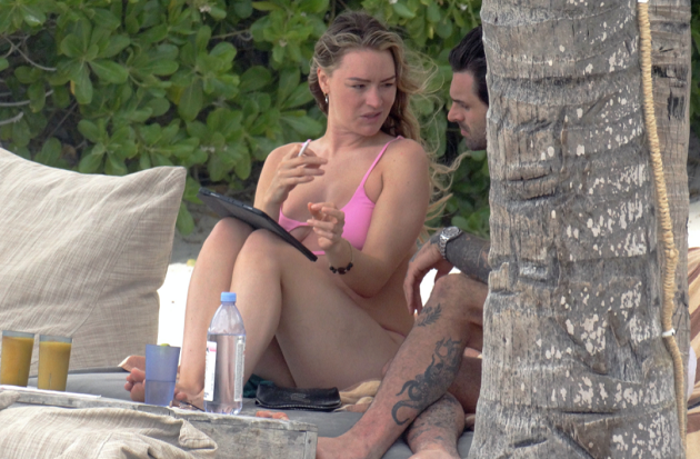 MC quyến rũ bậc nhất nước Anh tình tứ khóa môi bạn trai  - Bóng Đá