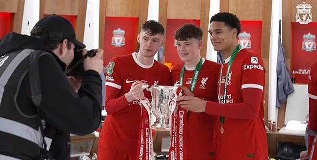 INSIDE LIVERPOOL'S DRESSING ROOM PARTY - Bóng Đá