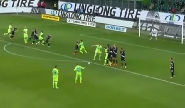 Sao Hà Lan cho thế giới chứng kiến miếng đánh độc đáo - Bóng Đá