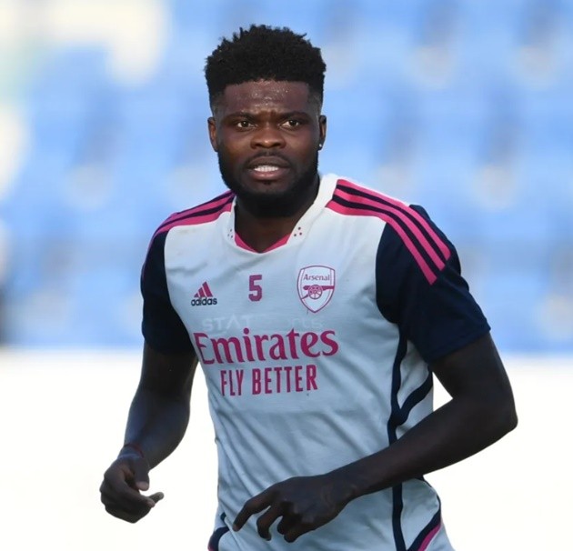 Granit Xhaka relaxes on yacht with wife and daughter - Bóng Đá