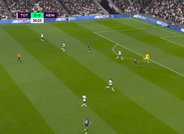 Abderrazak Hamdallah bị ném chai nước  - Bóng Đá