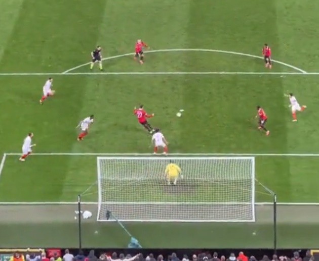 Từ Martinez đến James, những pha vào bóng rợn người - Bóng Đá