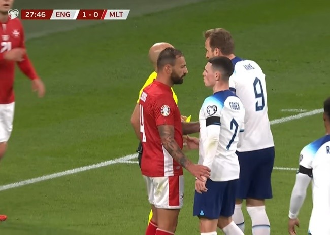 2 hình ảnh nêu bật sự tức giận dành cho ĐT Anh - Bóng Đá